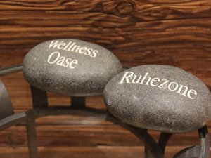 Steine mit Gravuren im Wellnessbereich des Biohotels Eggensberger in Füssen / Hopfen am See.