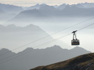 Eine Seilbahn in den Bergen im Sommer in der Nähe des Hotels Franks in Oberstdorf.