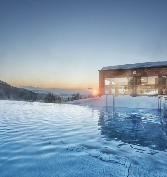Großer Infinitypool mit tollem Bergpanorama im Winter im Bergkristall - Mein Resort im Allgäu in Oberstaufen