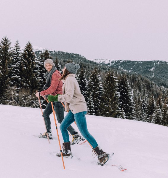 Zwei Gäste des Naturhotels Chesa Valisa im Kleinwalsertal auf einer Wanderung durch die Winterlandschaft.