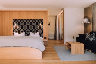 Einblick in eines der Zimmer im Naturhotel Chesa Valisa im Kleinwalsertal