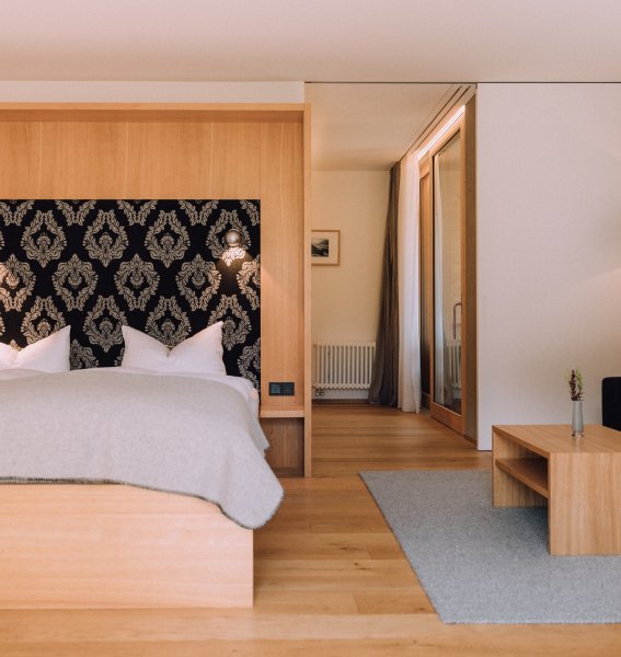 Einblick in eines der Zimmer im Naturhotel Chesa Valisa im Kleinwalsertal