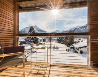 Ausblick von einem der Balkons im Hotel Exquisit in Oberstdorf mit Blick auf die verschneite Umgebung