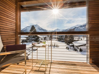 Ausblick von einem der Balkons im Hotel Exquisit in Oberstdorf mit Blick auf die verschneite Umgebung