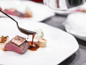 Ansprechend angerichtete Speise im Freiberg Romantik Hotel in Oberstdorf.