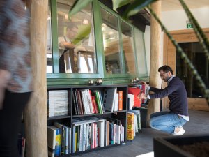 Einblick in eine Bücherecke im Freiberg Romantik Hotel in Oberstdorf.