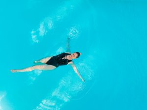 Eine Frau schwimmt im Pool im Freiberg Romantik Hotel in Oberstdorf.