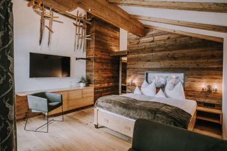 Doppelzimmer im alpinen Style in der Alpe Dornach über Oberstdorf.