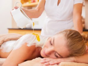 Eine Frau erhält eine Massage im Hanusel Hof in Weitnau