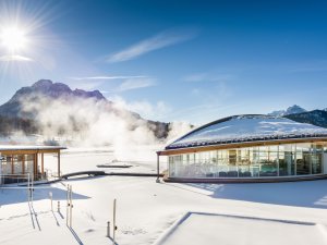 Die Außenansicht des Hotels König Ludwig in Schwangau an einem Wintermorgen.