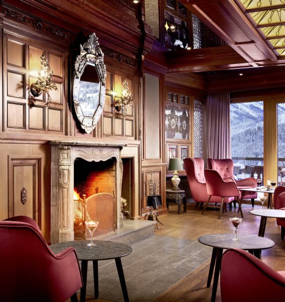 Gemütliche Lounge im Hotel Prinz-Luitpold-Bad in Bad Hindelang mit Kamin, Sesseln aus Samt und Bleiglas-Decken-Details