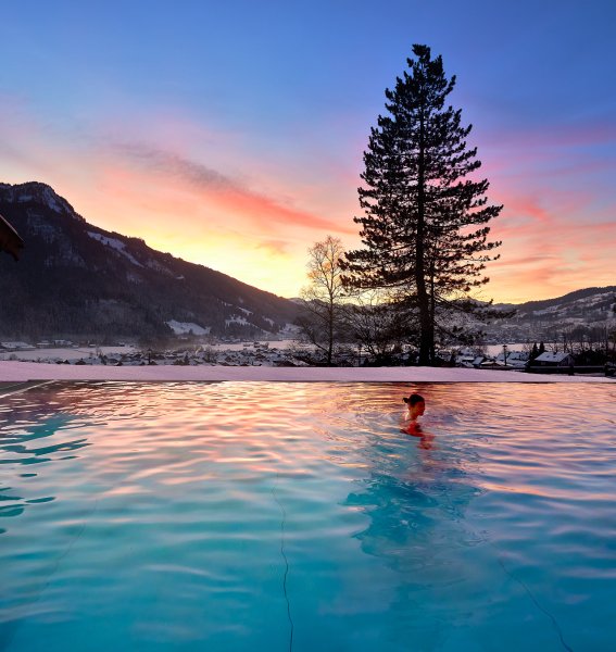 Eindruck vom Außenpool des Hotels Prinz-Luitpold-Bad in Bad Hindelang bei Sonnenuntergang im Winter