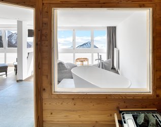 Zimmeransicht vom Kühberg - Das Hotel über Oberstdorf in Oberstdorf mit Blick auf die freistehende Badewanne und den Ausblick