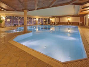 Eindruck vom großen beleuchteten Innenpool im Schüle's  Gesundheitsresort und SPA im Oberstdorf