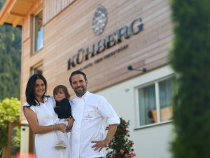 Hoteliersfamilie des Kühbergs - Das Hotel über Oberstdorf in Oberstdorf vor ihrem Hotel