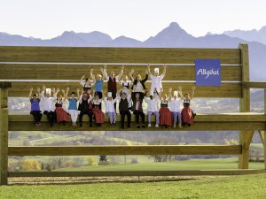 Die Mitarbeiter des Wellnesshotels Mittelburg in Oy-Mittelburg bei einem Gruppenfoto
