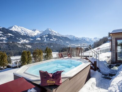 Winterlicher Blick von der Terrasse im Allgäuhotel Tanneck in Fischen.