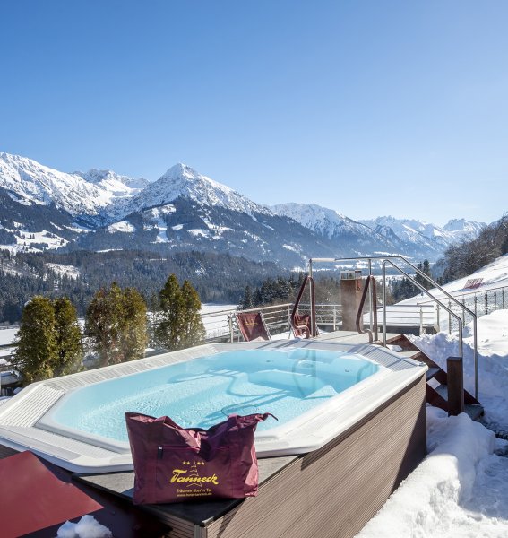 Winterlicher Blick von der Terrasse im Allgäuhotel Tanneck in Fischen.