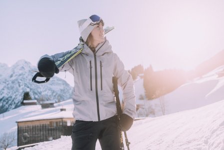 Eine Skifahrerin im Skigebiet in der Nähe des Naturhotels Chesa Valisa im Kleinwalsertal.