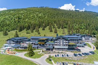 Oberjoch Familux Resort Außenansicht Sommer
