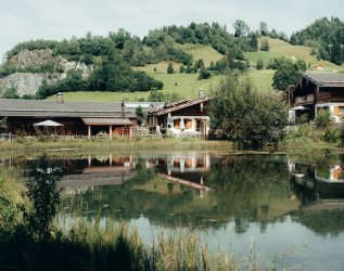 Sommerliche Außenansicht des Alpzitt Chalet Dorfs in Burgberg.