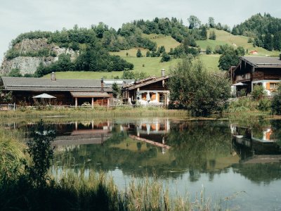 Sommerliche Außenansicht des Alpzitt Chalet Dorfs in Burgberg.