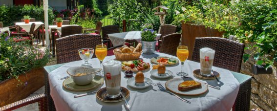 DIANA Naturpark Hotel Außenansicht Frühstück