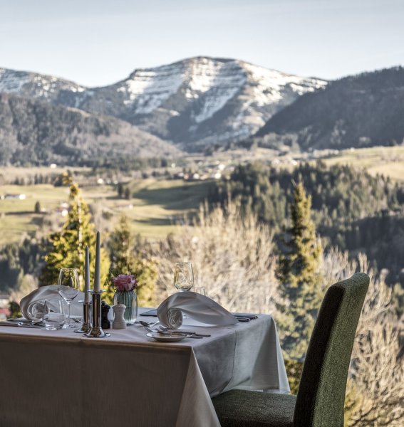 Speiseraum im Hotel Bergkristall - Mein Resort im Allgäu in Oberstaufen mit wunderschönem Bergblick