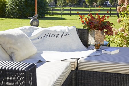 Gemütliche Sitzgelegenheit im Garten des Hotel Rosenstocks in Fischen lädt zum Entspannen ein