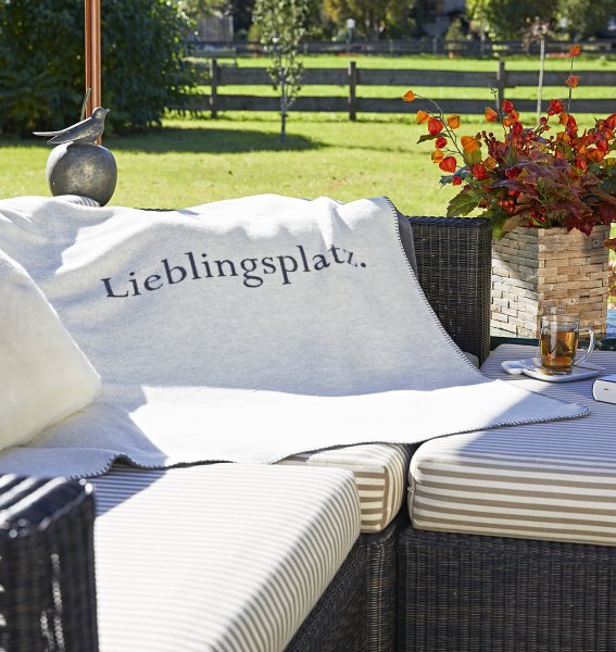 Gemütliche Sitzgelegenheit im Garten des Hotel Rosenstocks in Fischen lädt zum Entspannen ein