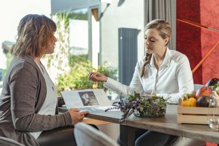 Ein Gast des Rosenalp Gesundheitsresort & Spa in Oberstaufen wird beraten