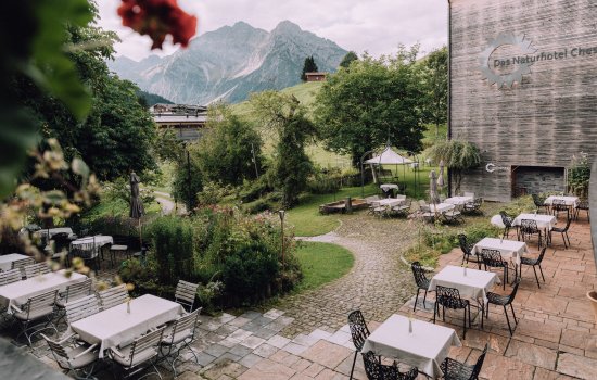 Außenansicht des Naturhotel Chesa Valisa im Kleinwalsertal mit Blick auf den Garten.