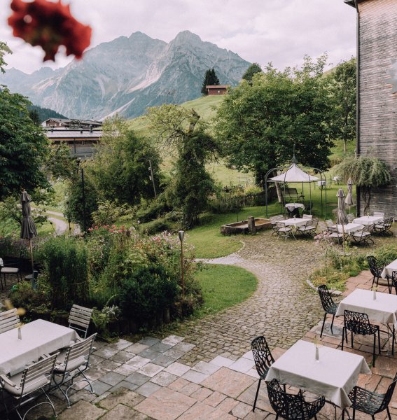 Außenansicht des Naturhotel Chesa Valisa im Kleinwalsertal mit Blick auf den Garten.