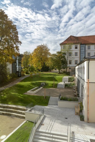 Außenansicht vom Kloster Irsee im Sommer