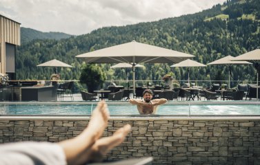 Einblick in den Außenpool und die Umgebung rund um das Hotel Torghele's Wald & Fluh in Balderschwang