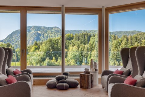 Ruheraum mit Ohrsesseln und Blick in die Natur im Hotel Oberstdorf in Oberstdorf.