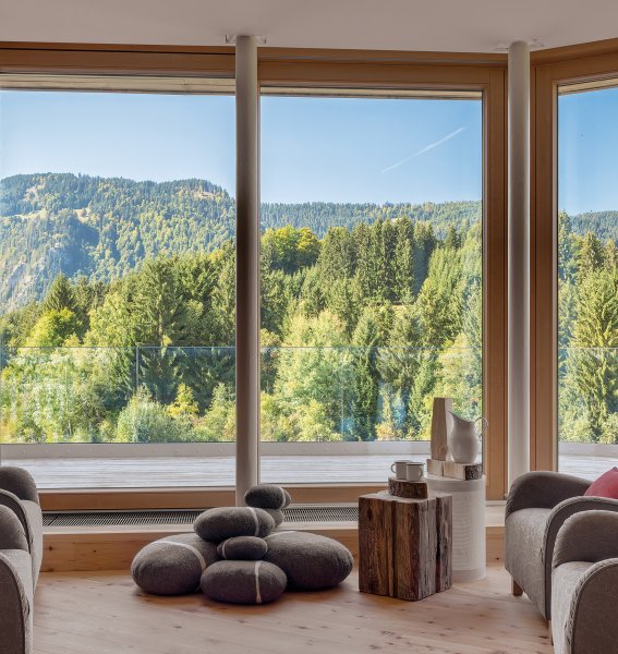 Ruheraum mit Ohrsesseln und Blick in die Natur im Hotel Oberstdorf in Oberstdorf.