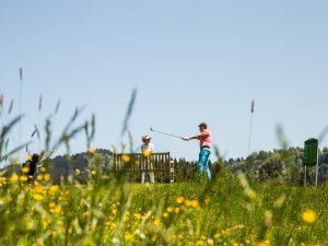 Personen beim Golfen im Haubers Naturresort in Oberstaufen