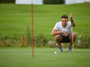 Ein Mann beim Golfen im Hanusel Hof in Weitnau