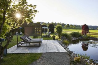 Außenansicht vom Garten des Hotel Rosenstock in Fischen im Sommer