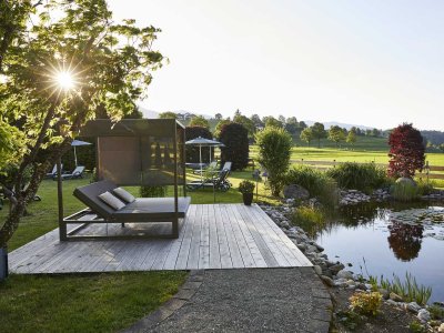 Außenansicht vom Garten des Hotel Rosenstock in Fischen im Sommer