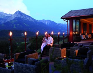 Zwei Personen stehen auf der Terrasse im Allgäuhotel Tanneck in Fischen