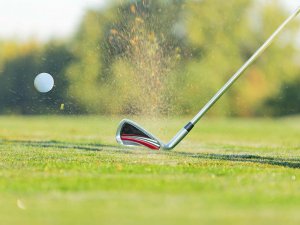 Abschlag auf dem Golfplatz in der Nähe des Bergkristall - Mein Resort im Allgäu in Oberstaufen