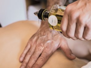 Ein Gast im Bergkristall - Mein Resort im Allgäu in Oberstaufen erhält eine wohltuende Öl-Massage