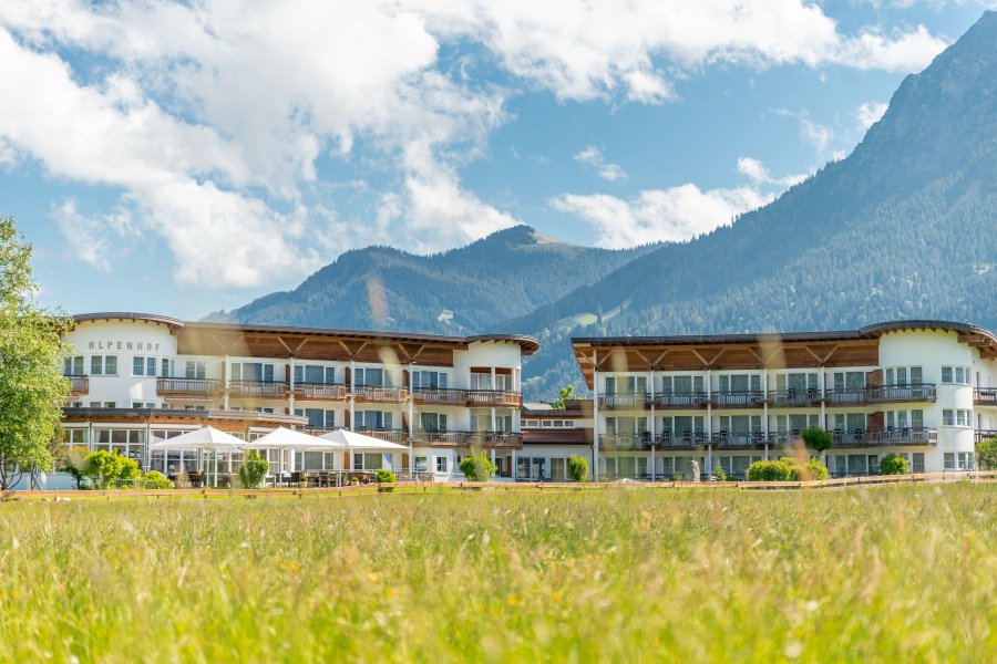 Außenansicht vom Best Western Plus Hotel Alpenhof in Oberstdorf im Sommer