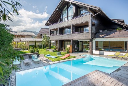 Außenansicht vom Das Freiberg Romantik Hotel in Oberstdorf im Sommer