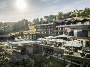 Sommerliche Außenansicht auf das Bergkristall in Oberstaufen.