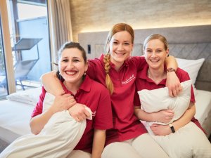 Housekeeping Damen haben Spaß bei der Arbeit in einem Doppelzimmer im Bergkristall.