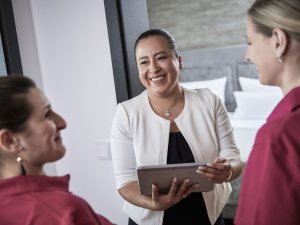 Mitarbeiterinnen im Bergkristall unterhalten sich und haben Spaß.