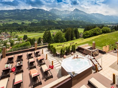 Traumhafter Ausblick von der Terrasse des Hotel Tannecks über Fischen.